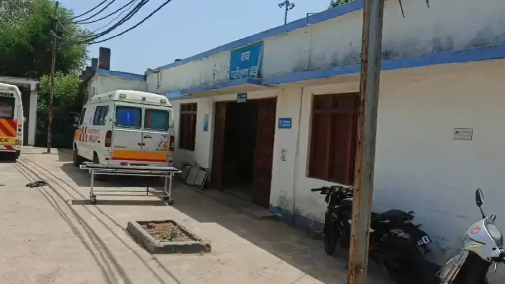 After the death of husband and wife in Panna, the bodies were brought to the post-mortem house.