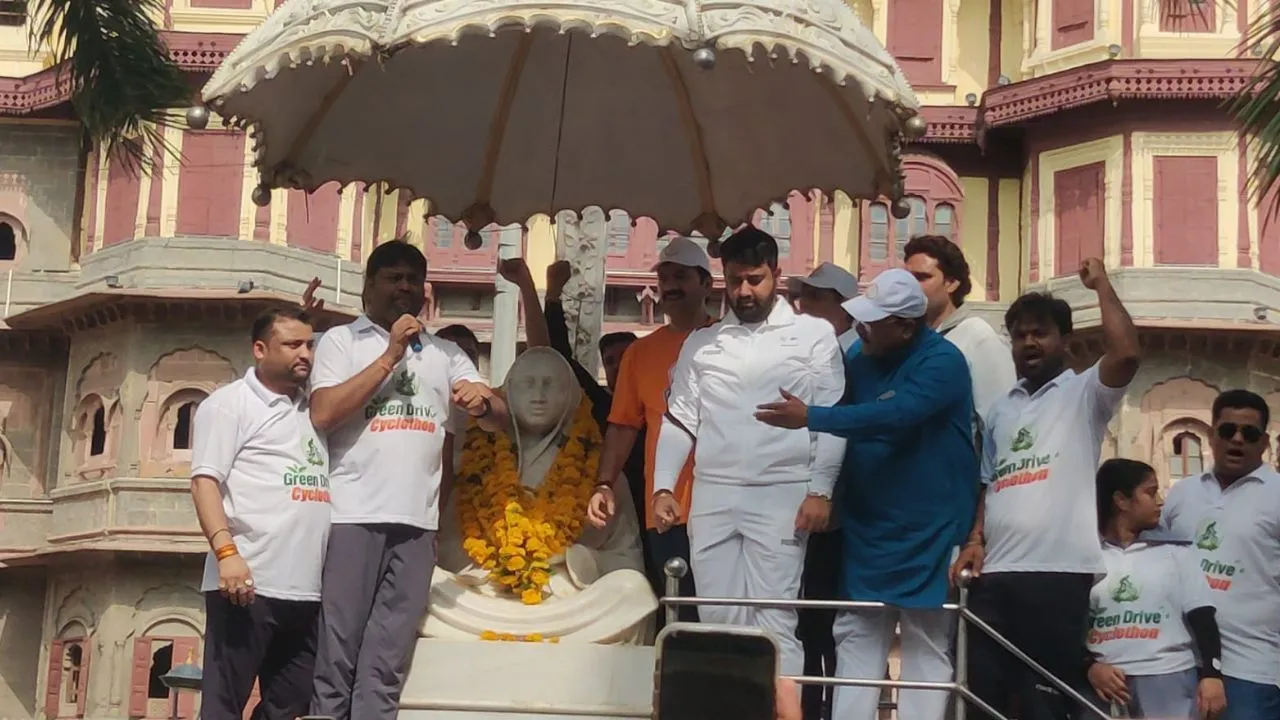 The state president of BJP Yuva Morcha garlanded the statue of Devi Ahilyabai Holkar.