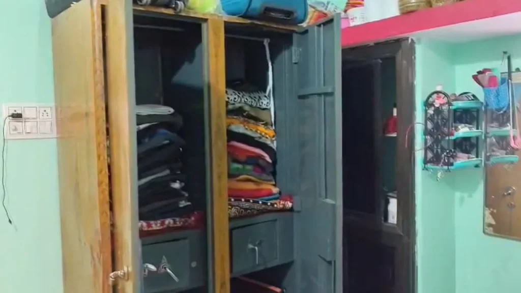 The thieves broke the locker of the cupboard and stole jewellery worth Rs 75 lakh.