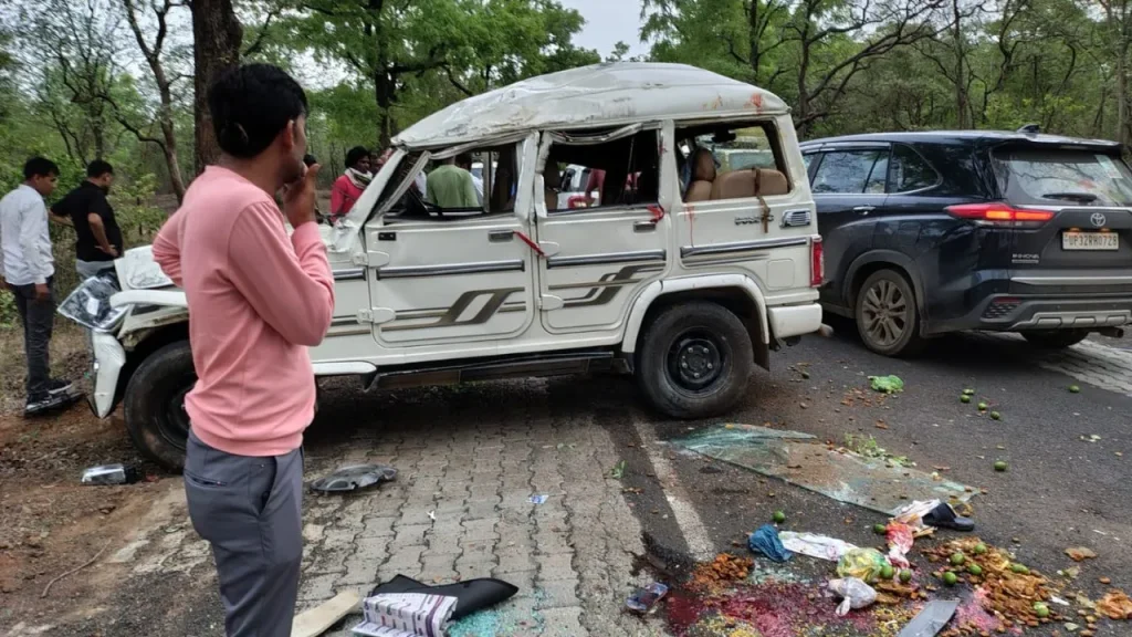 Five people died in a horrific road accident in Narmadapuram.