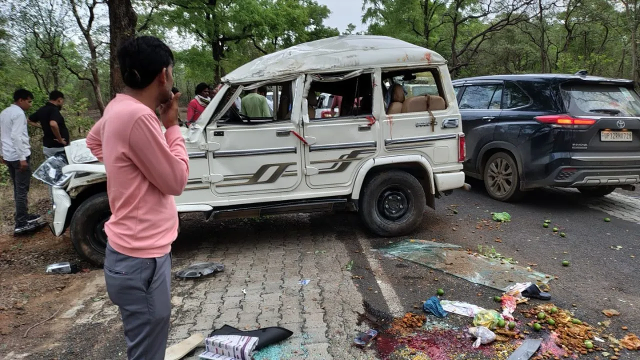 Five people died in a horrific road accident in Narmadapuram.