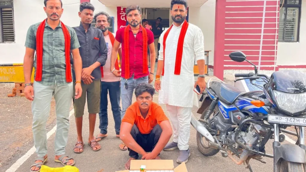 Smuggler arrested with illicit liquor in Damoh.
