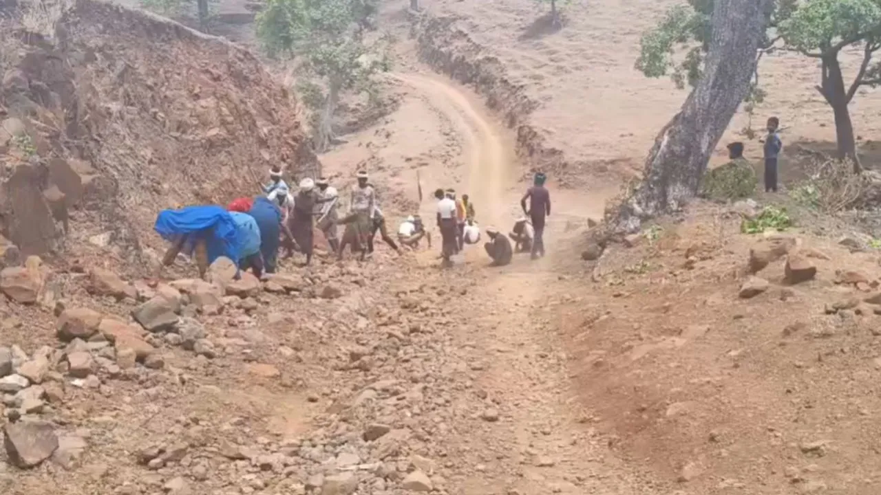 Due to the road not being built in Barwani, the villagers themselves took up shovels and spades.