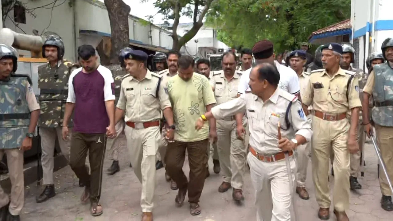 In Ujjain, the police took out a procession on the road of the accused who carried out a car blast during Muharram.