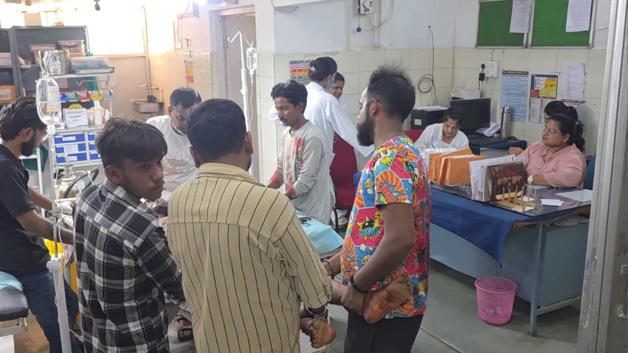 A young man was admitted to the hospital after being injured in a stabbing incident in Katni.