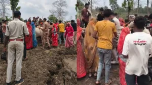 Forest Department team attacked while arriving to remove encroachments in Khandwa.