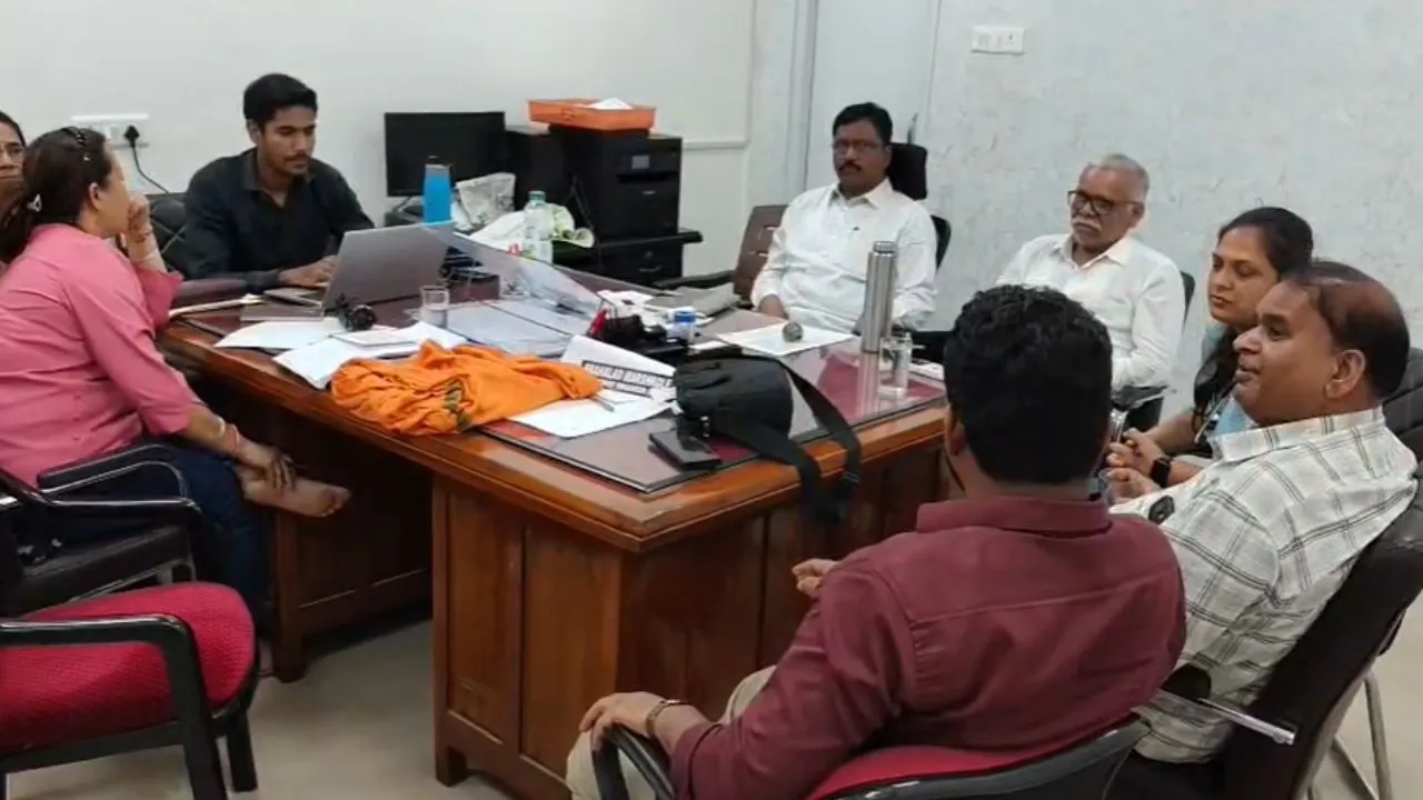 EOW action against bribe-taking officials in Jabalpur.