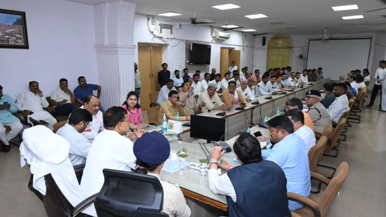 Meeting of officials before the visit of CM and Union Minister to Shivpuri on July 5