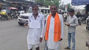 A farmer came out in Rajgarhi wearing a placard around his neck and carrying a bell in his hand.