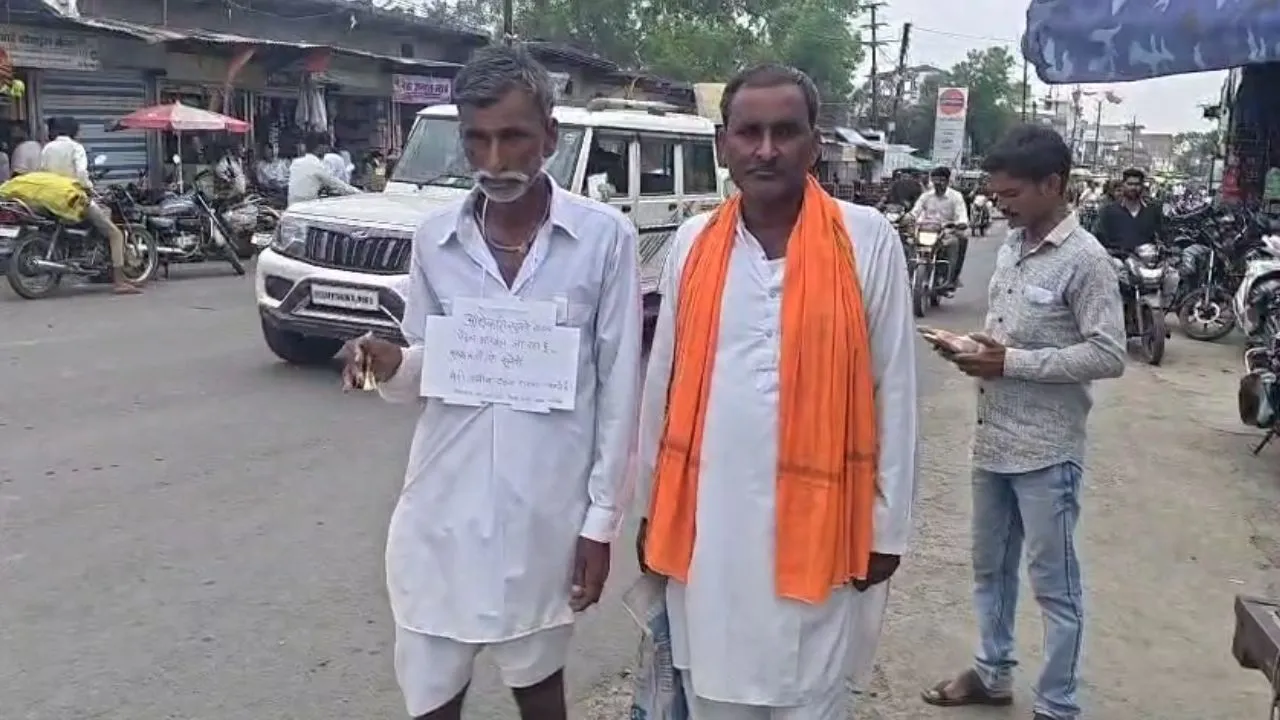 A farmer came out in Rajgarhi wearing a placard around his neck and carrying a bell in his hand.