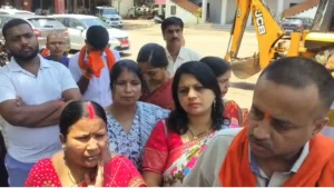 Workers of Hindu organization demonstrated fiercely in Durg regarding Potiya Church dispute.