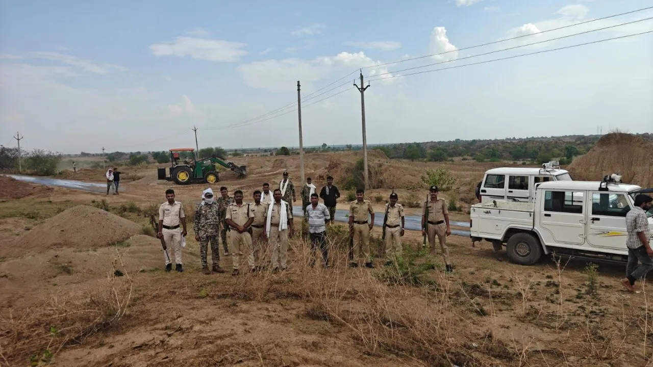 Action against sand mafia is continuing in Morena.
