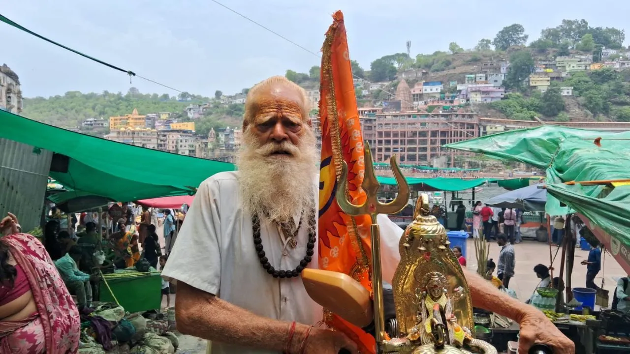 67-year-old Narendra Kasera set out on a journey to 12 Jyotirlingas on a bicycle.