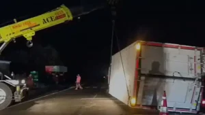 After the accident in Seoni, a crane had to be used to remove the truck.