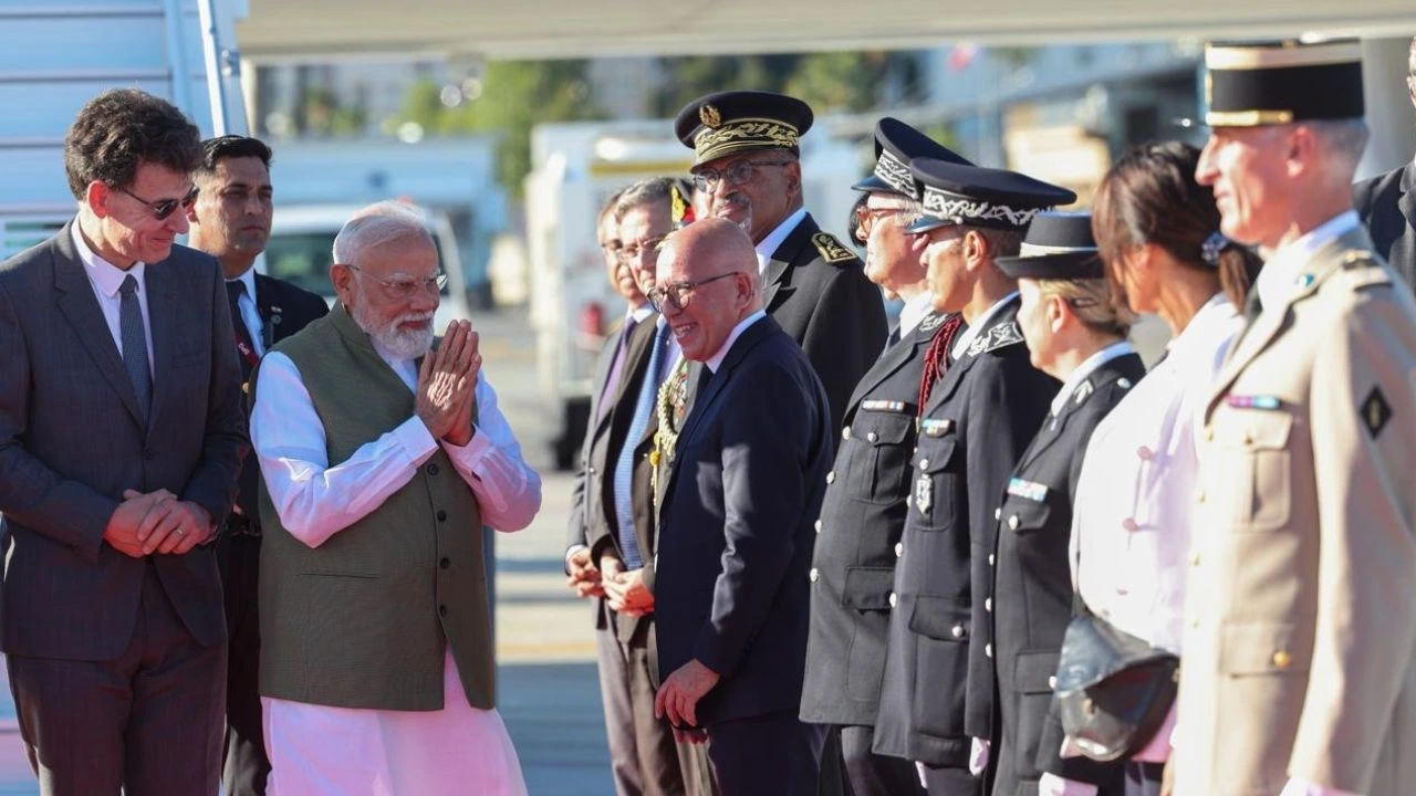G7 में शामिल होने पहुंचे पीएम मोदी