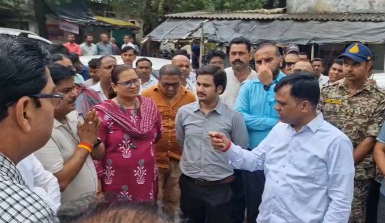Rewa Collector Narendra Suryavanshi reprimands RTO vendor