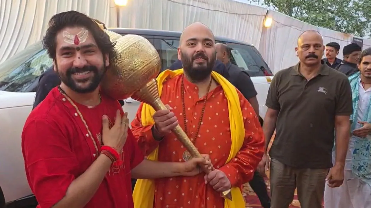On reaching Baba Bageshwar Dham, Pandit Dhirendra Shastri presented a mace to Anant Ambani.