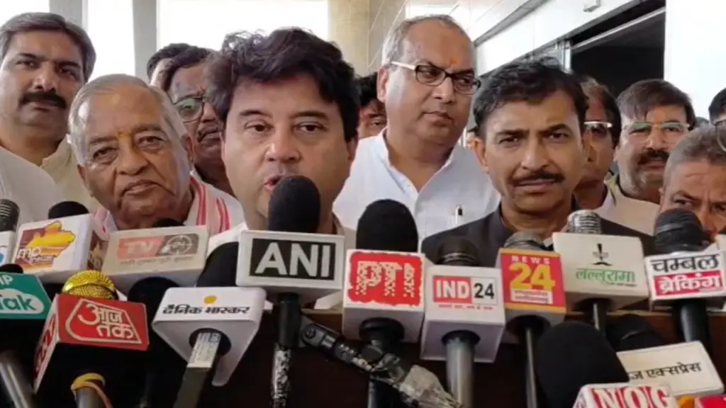 Union Minister Jyotiraditya Scindia has compared himself to a horse.