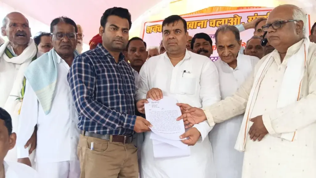 Protest demonstration under the aegis of Save Kailaras Sugar Factory Struggle Committee.