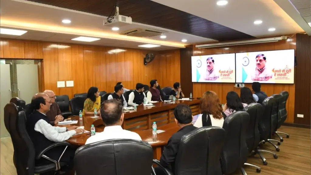 DGP Kailash Makwana gave tips to trainee IAS officers.