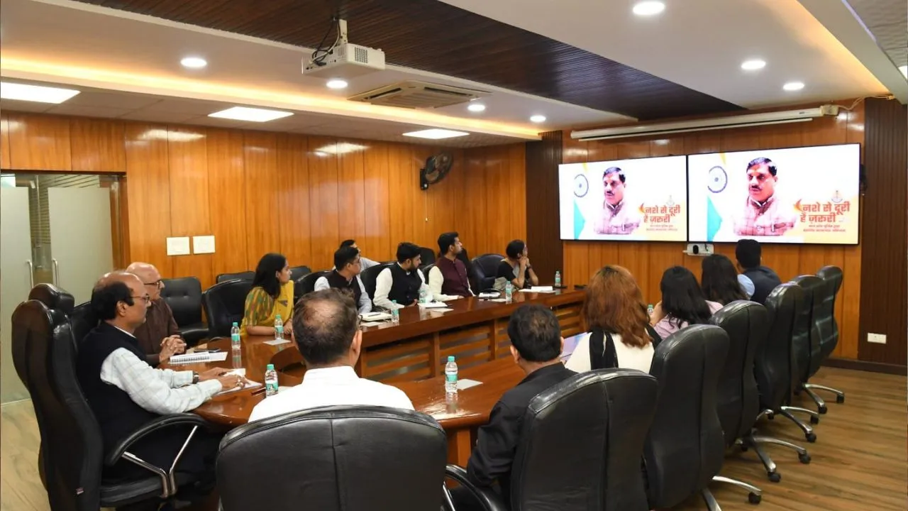 DGP Kailash Makwana gave tips to trainee IAS officers.