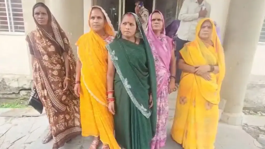 Women reached the Collectorate of Vidisha with their complaint.