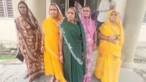 Women reached the Collectorate of Vidisha with their complaint.