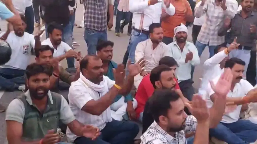 Supporters of Narottam Mishra blocked the highway in Gwalior.