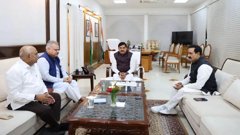 Narottam Mishra met the Chief Minister and Hemant Khandelwal at the CM's residence.