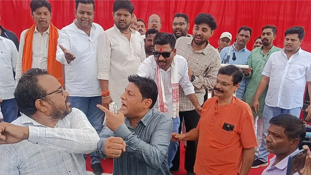 BJP and Congress leaders clashed at the inauguration of the vendor mall.