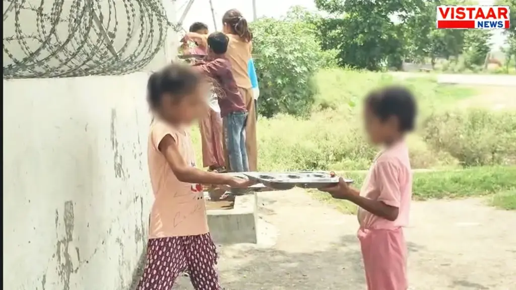 In Morena, children are being made to wash used dishes after the mid-day meal.