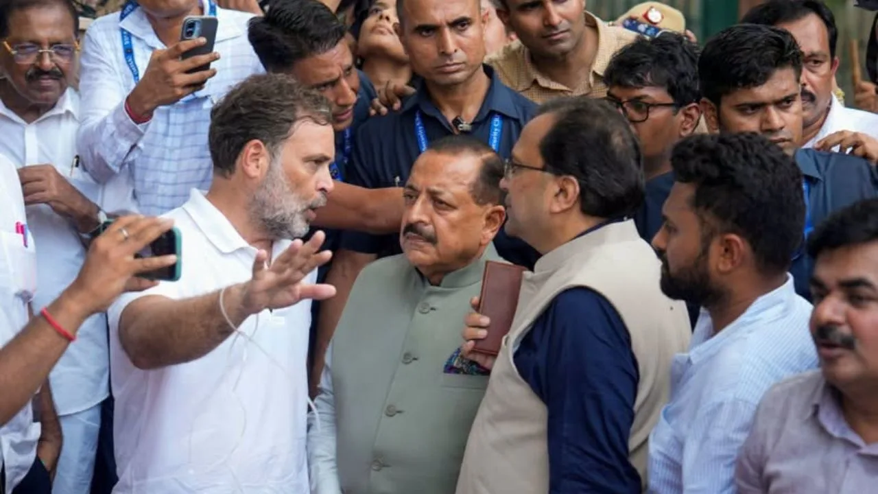 पेपर लीक बिल पर बातचीत करते राहुल गांधी और जितेंद्र स‍िंह
