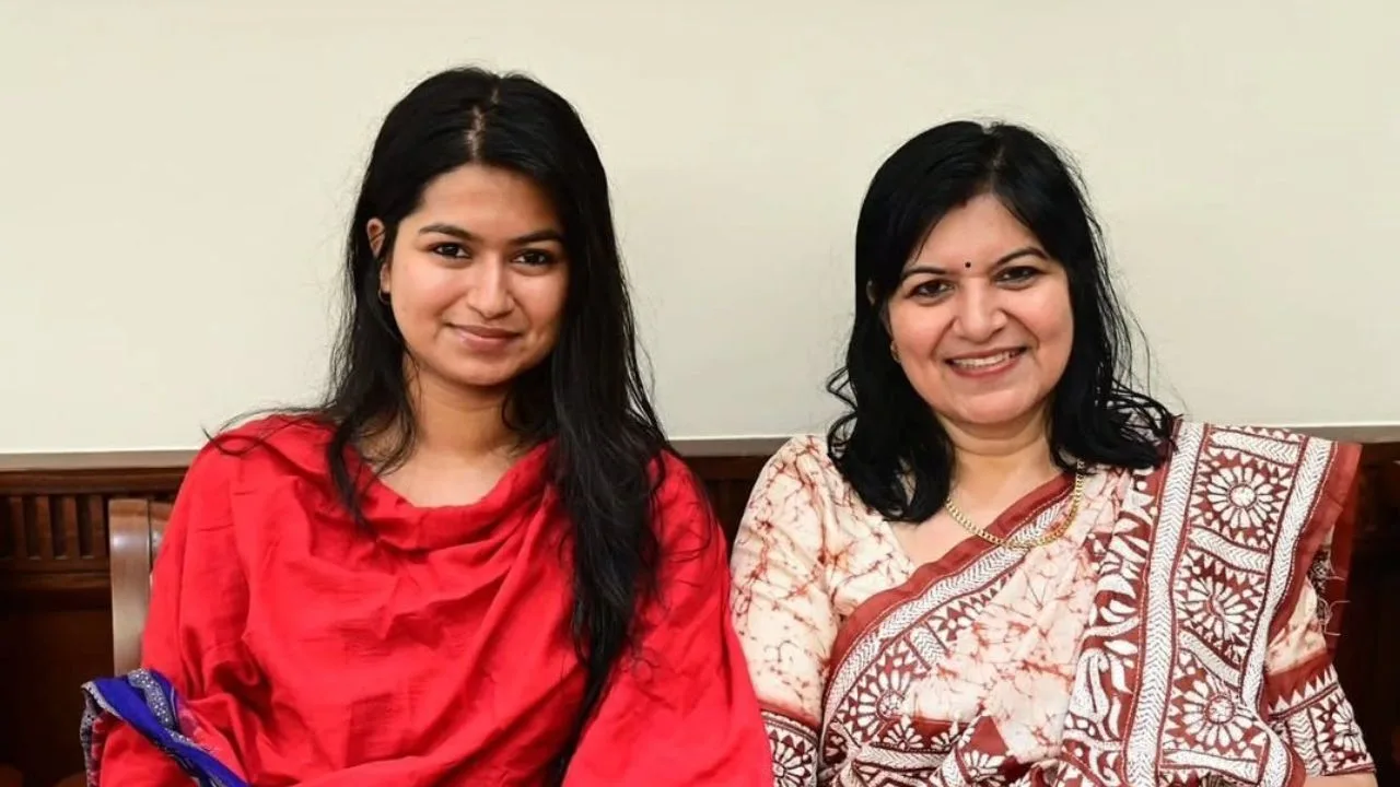 बीजेपी सांसद अपराजिता सारंगी और उनकी बेटी