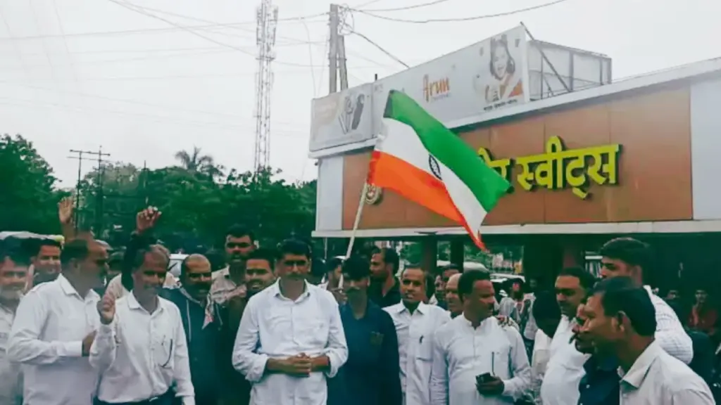 उल्टा तिरंगा लहराने पर विवाद