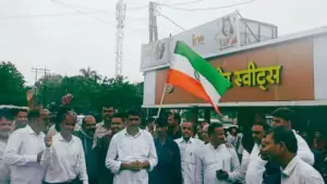उल्टा तिरंगा लहराने पर विवाद