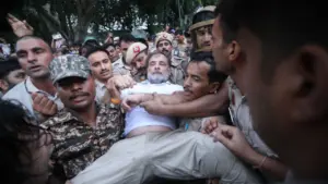 व‍िरोध प्रदर्शन के दौरान राहुल को ले जाती पुल‍िस