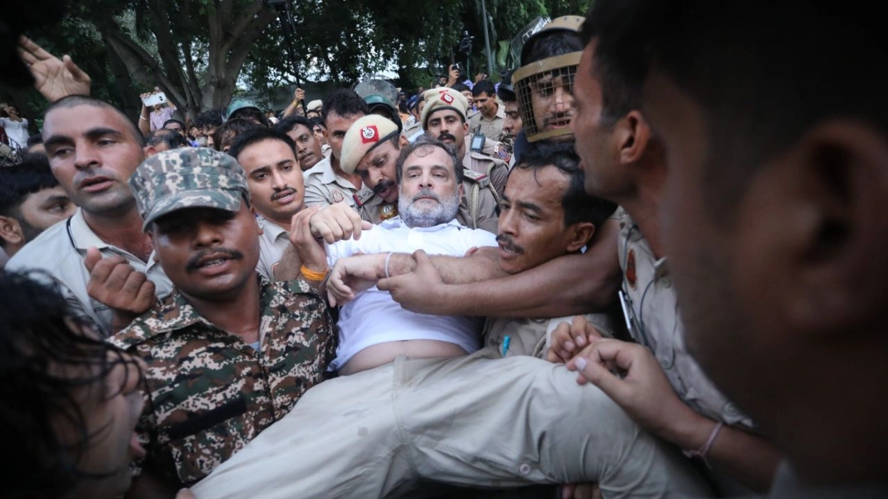 व‍िरोध प्रदर्शन के दौरान राहुल को ले जाती पुल‍िस