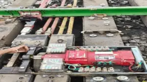 Electronic interlocking carried out near the tracks
