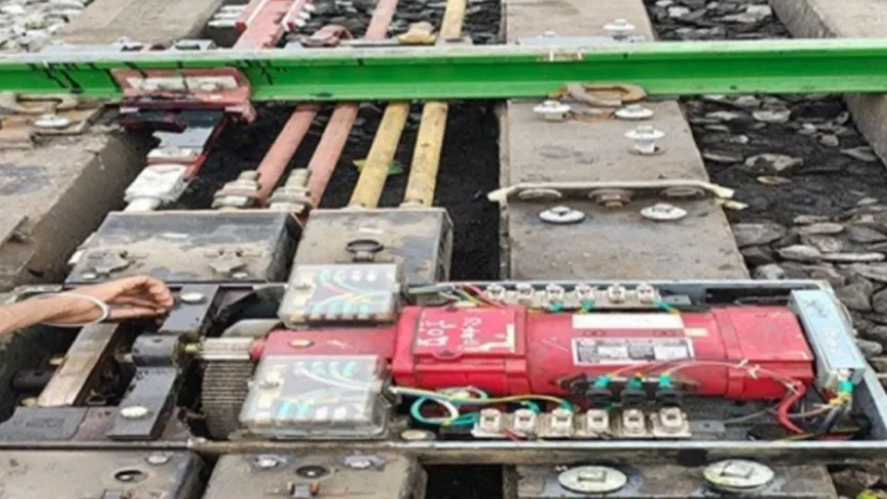 Electronic interlocking carried out near the tracks