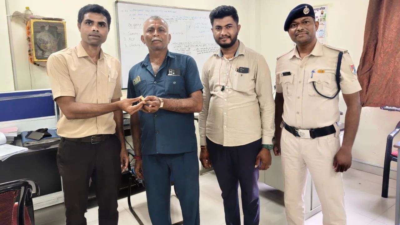 Bilaspur Bikaner train ring worth 3 lakh rupees dropped into bio-toilet railway handed over to passenger