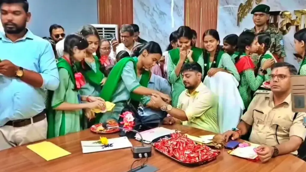 धनबाद में छात्राओं से राखी बंधवाते अध‍िकारी