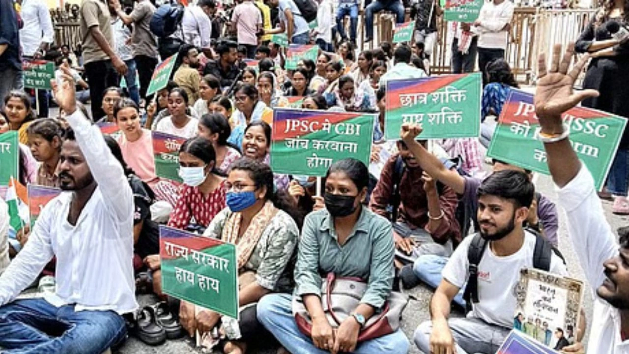 प्रदर्शन कर रहे छात्र