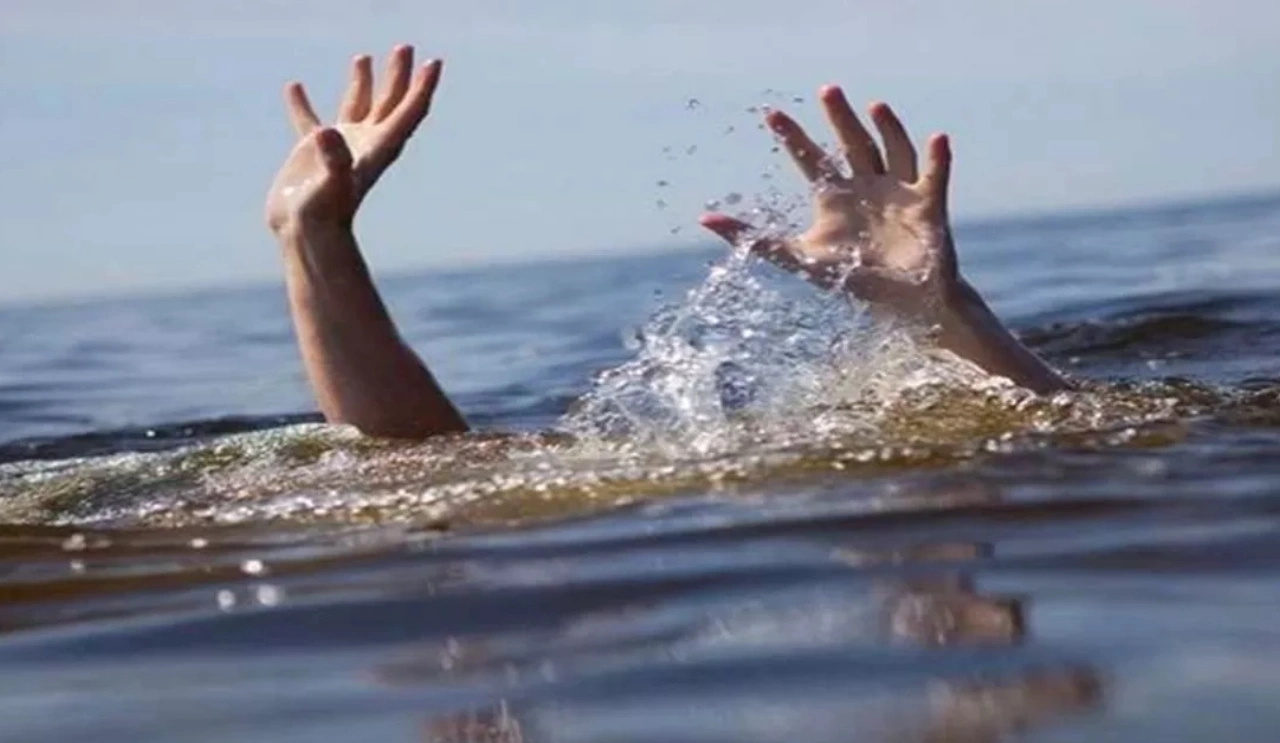 Teacher jumps into Yamuna in Delhi.