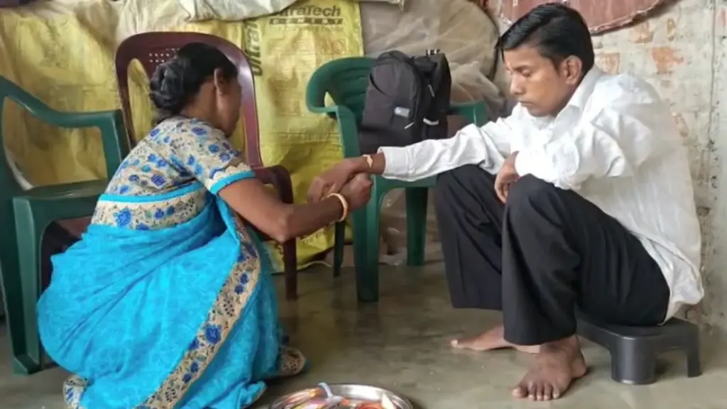 balaghat Sister ties Rakhi to brother imprisoned in Pakistan for 8 years rakshabandhan 2026