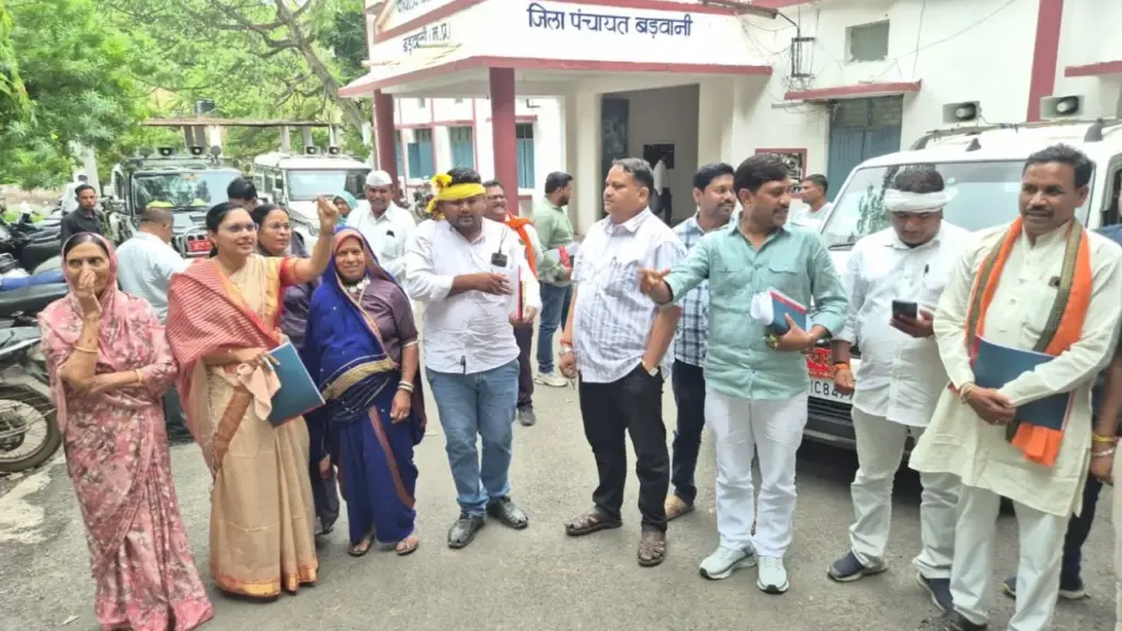 Barwani District Panchayat President levels serious allegations against CEO