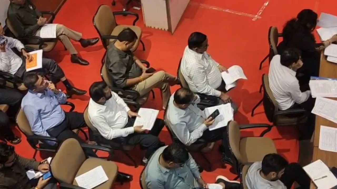 bhopal deputy commissioner Bhuvan Gupta seen sleeping during meeting on commercial license fees