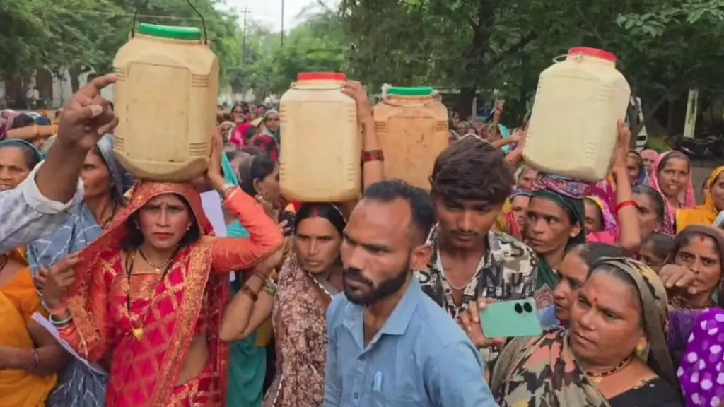 Khandwa Outrage over illegal liquor sales Women from 12 villages gherao Collector office