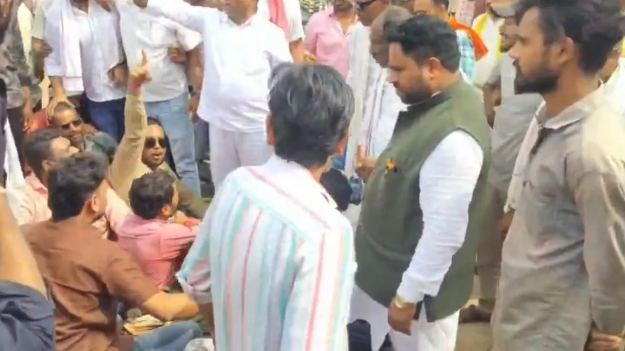 durg party workers protest over murder of a Congress leader