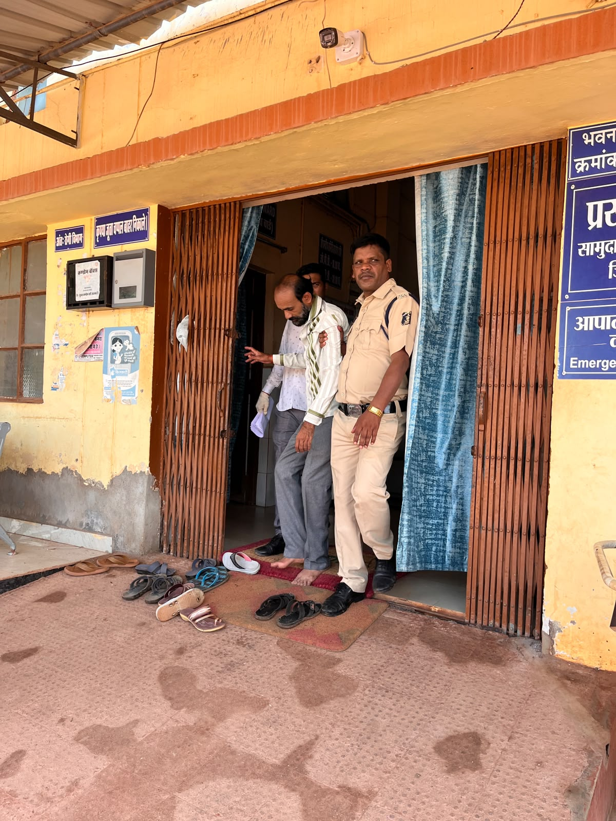 पुलिस हिरासत में गुरूजी