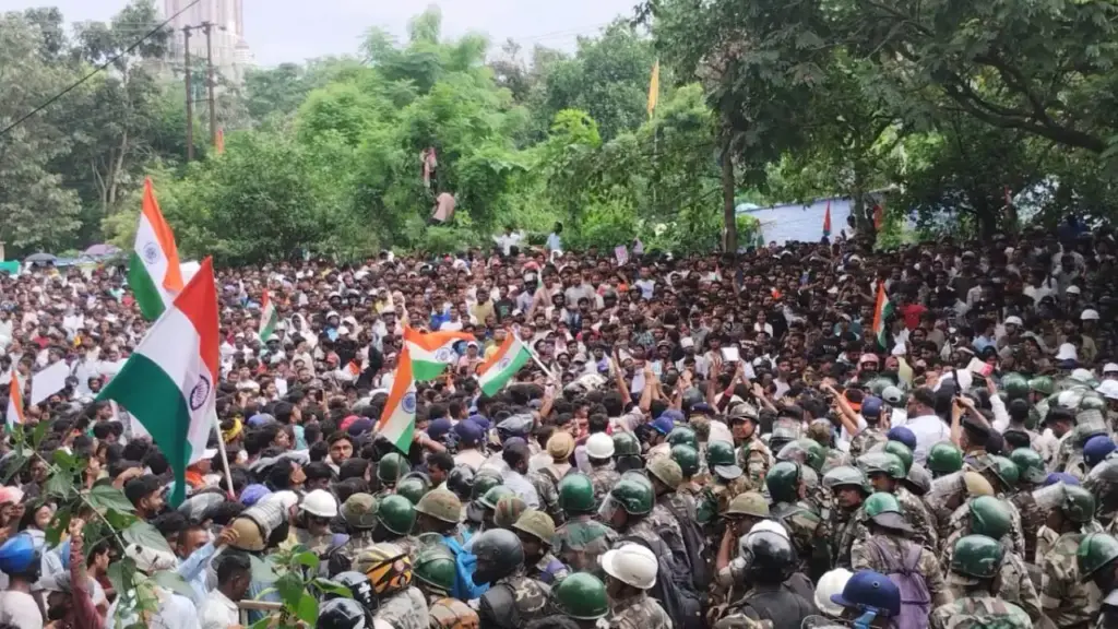 झारखंड छात्र आंदोलन में शामिल हो रहे हजारों छात्र
